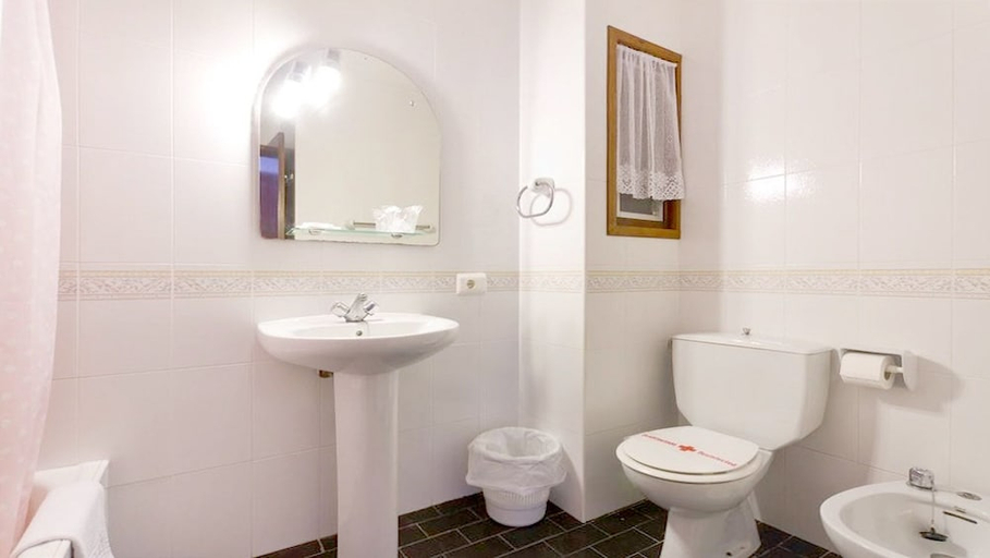 Bathroom 3, Apartamentos Sol Y Mar, Baleares