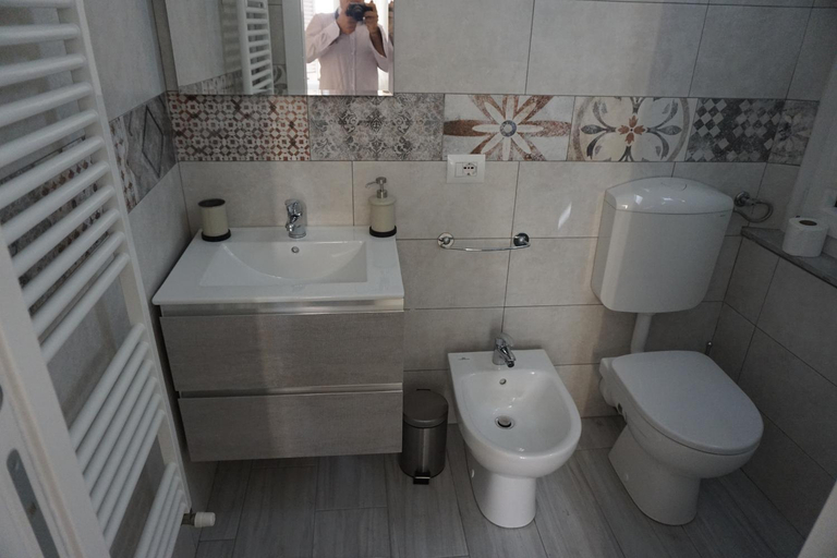 Bathroom 2, Le Tre Borghesi, Parma