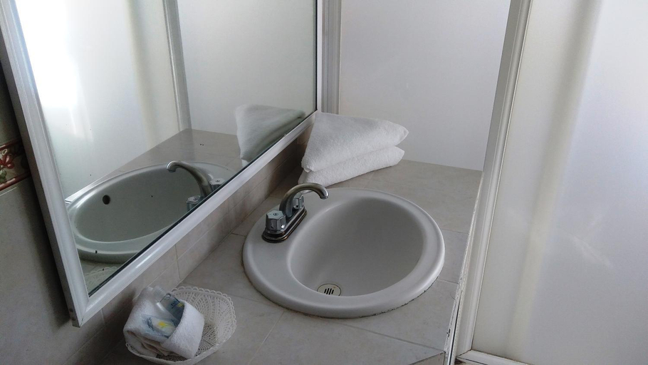 Bathroom 3, Hotel La Vista, San Salvador el Verde