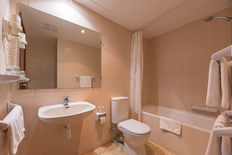 Bathroom 4, Xon's Platja ApartHotel, Girona