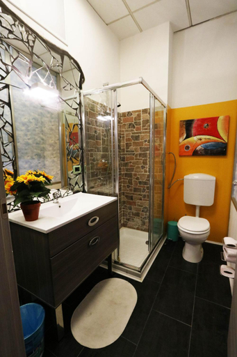 Bathroom 3, Panda Hostel, Milano