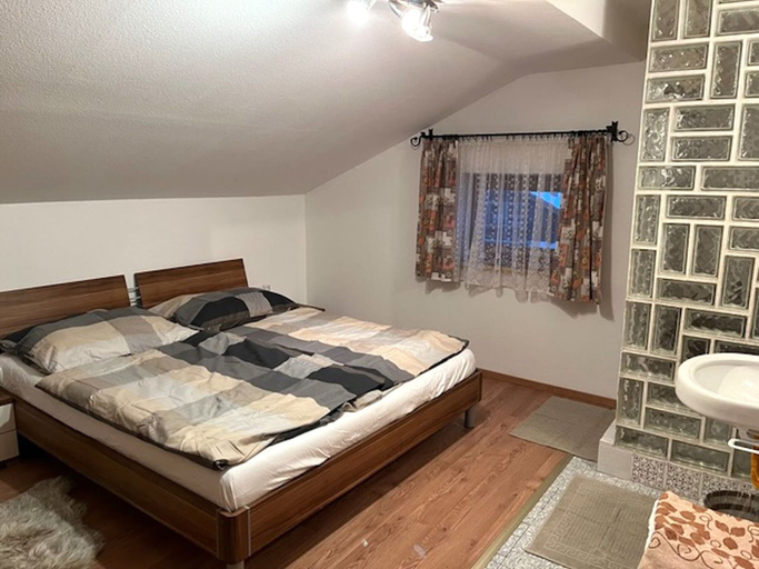 Room 2, Holiday Home in Lengdorf Near Ski Slopes, Zell am See
