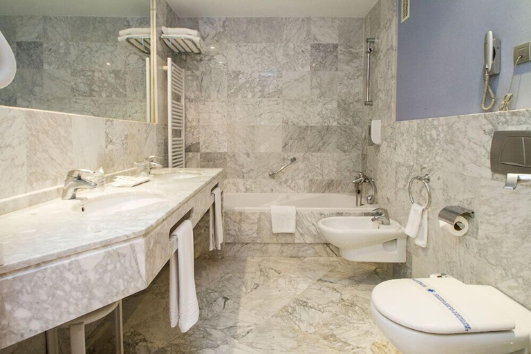 Bathroom 2, Madeira Centro Hotel, Alicante