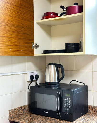 Microwave, WOW Studio w Balcony and Canal View, Dubai