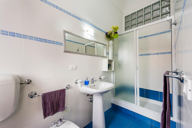 Bathroom 4, Oasi del Libro, Trapani