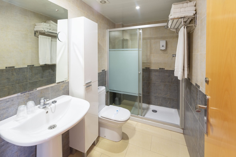 Bathroom 3, Neptuno Apartments, Barcelona
