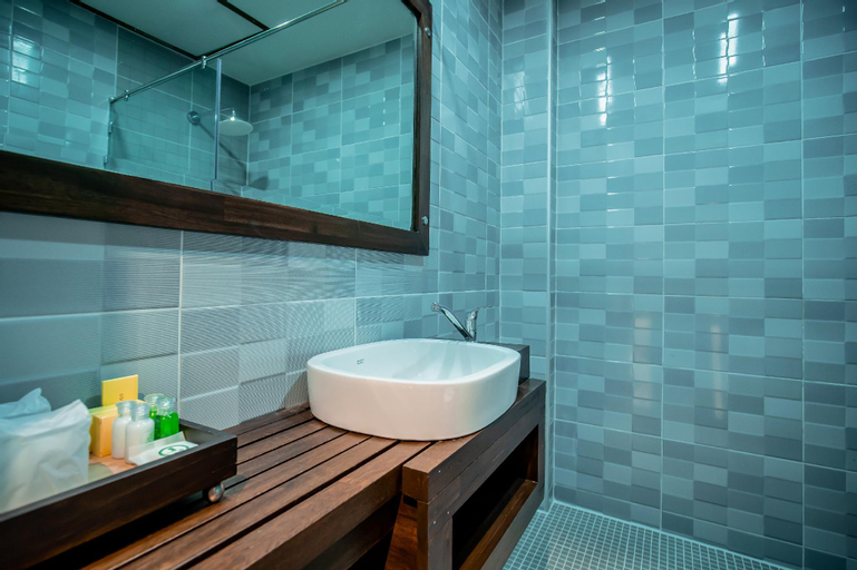 Bathroom 12