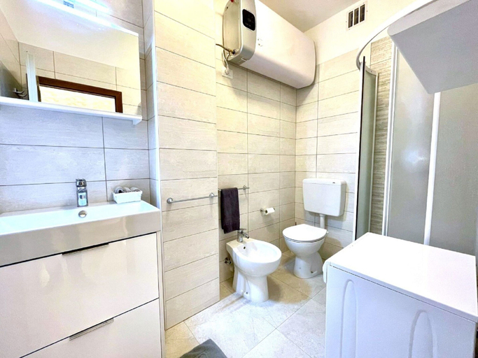 Bathroom, Apartment by the Beach With Pool View, Venezia