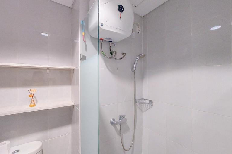 Bathroom 5, Cozy Living 2BR Apartment at Casa de Parco By Travelio, Tangerang