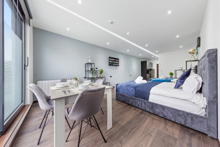 Bedroom 2, Modern Spacious Sleeps 4 Studio Golders Green, London