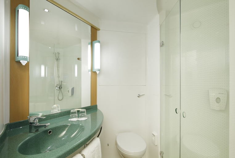 Bathroom 3, Ibis Barcelona Montmelo, Barcelona