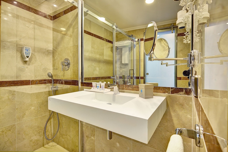 Bathroom 5, Grupotel Acapulco Playa. Adults Only, Baleares