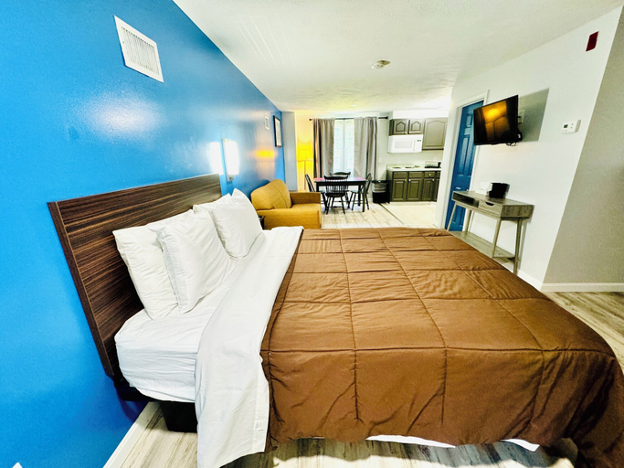 Bedroom 3, Blue Spruce Motel & Townhouses, Plymouth
