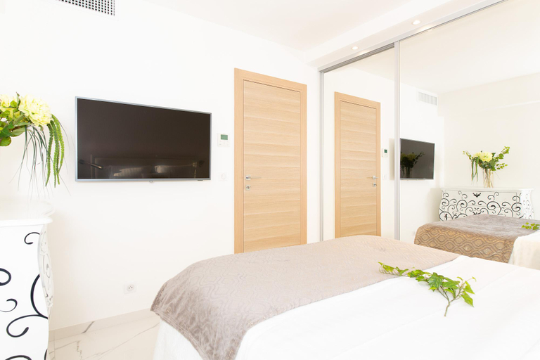 Others 4, On La Croisette: new 2 bedrooms with sea view, Alpes-Maritimes