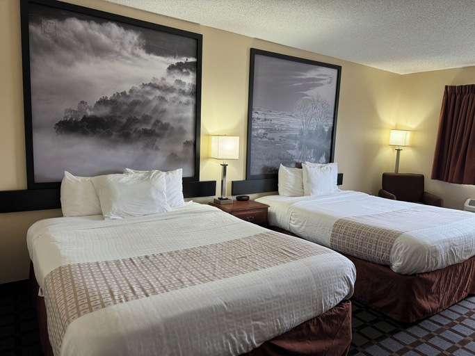 Bedroom 3, Super 8 by Wyndham Mason City, Cerro Gordo