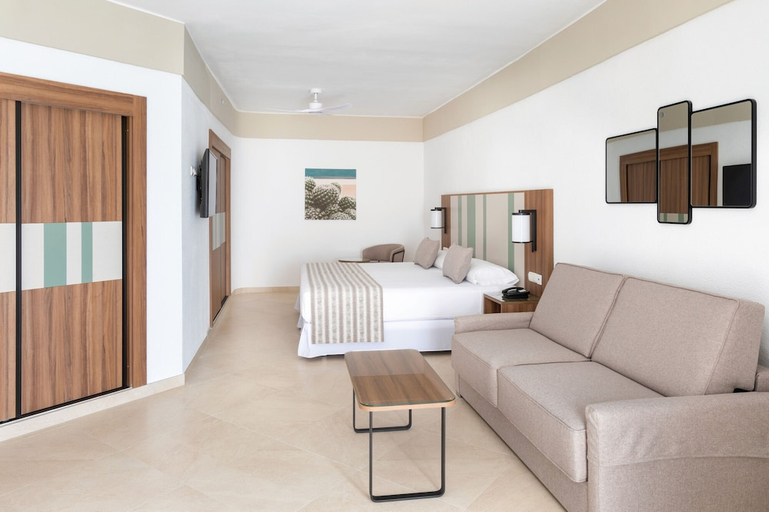 Bedroom 3, Hotel Riu Paraiso Lanzarote - All Inclusive, Las Palmas