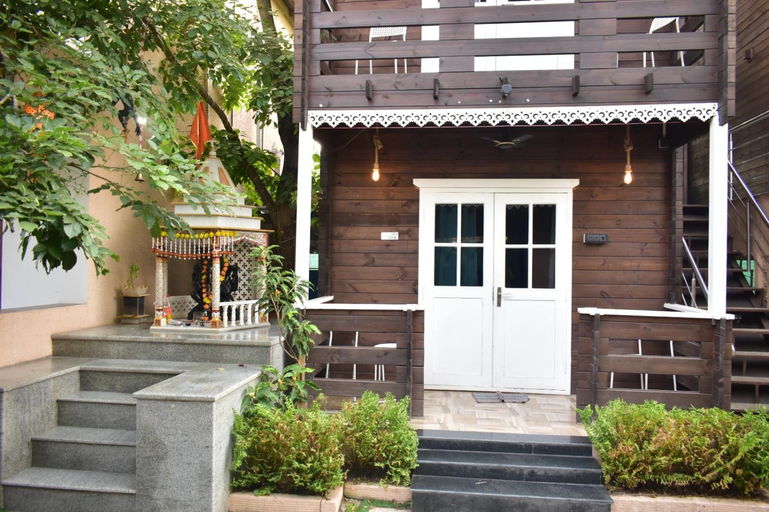 Exterior & Views