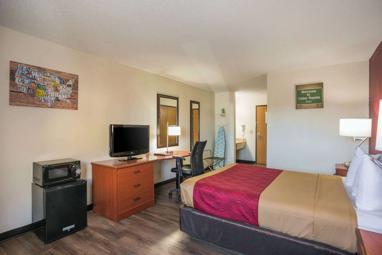 Bedroom 5, Econo Lodge Cedar Rapids South, Linn
