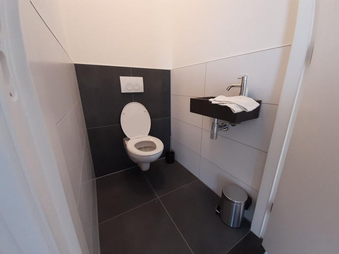 Bathroom 4, Villa in Leons by Frisian Lake District, Littenseradiel