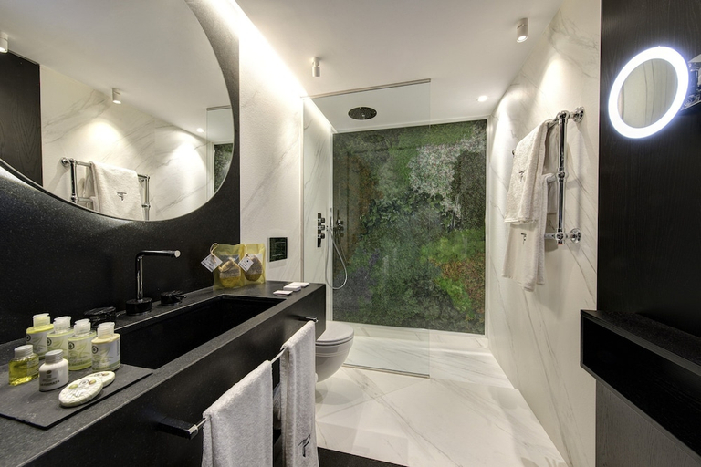 Bathroom 4, The Pavilions Madrid, Madrid