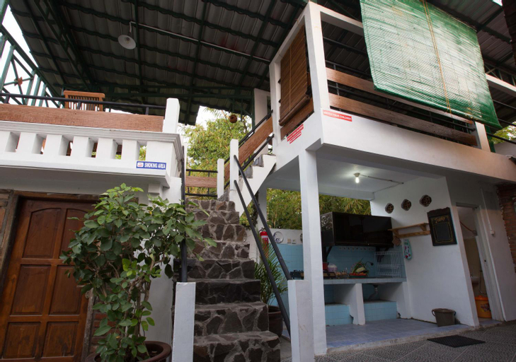 Exterior 4