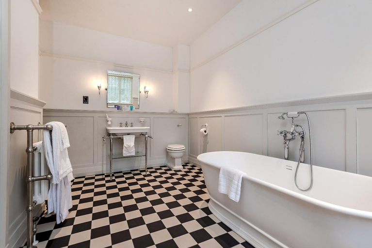 Bathroom 4, Edgbaston Park Hotel and Conference Centre, Birmingham