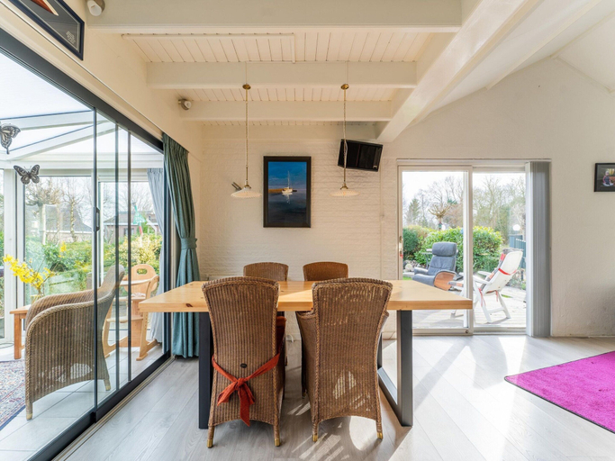 Dining 2, Amazing Holiday Home in Lauwersoog With Sauna, De Marne