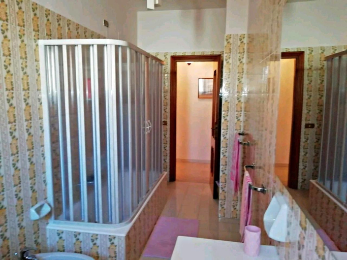 Others 4, A Casa di Raffy, Bari