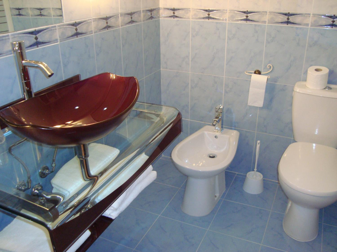 Bathroom 4, Hotel Lutetia, Hautes-Pyrénées