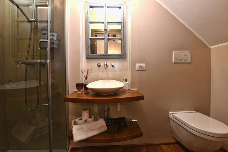 Bathroom 3, Stylish Self-Contained Room & Bath in Castello between Biennale & San Marco, Venezia