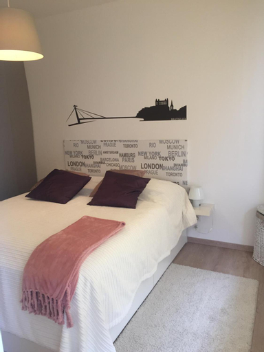 Cozy, beautiful view, parking, 1 stop by train to old town, Bratislava V