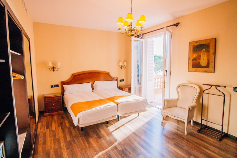 Bedroom 3, Roger de Flor by Seleqtta Hotels, Girona