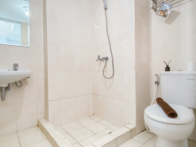 Bathroom 5, Good Place and Comfortable Studio Apartment Springlake Summarecon Bekasi By Travelio, Bekasi