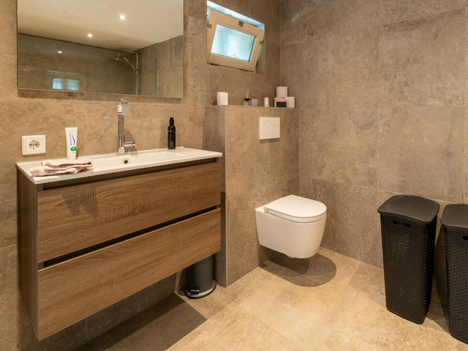 Bathroom 4, Eibergen Holiday Retreat Home, Eibergen