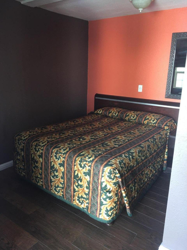 Bedroom 2, Route 66 Motel - Rialto, San Bernardino
