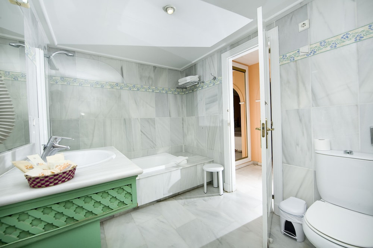 Bathroom, Aparthotel Monarque Sultán, Málaga