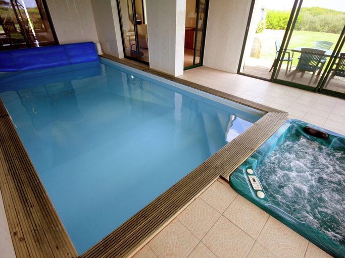 Pool 3, Scenic Villa in Moelan sur mer With Sauna, Finistère