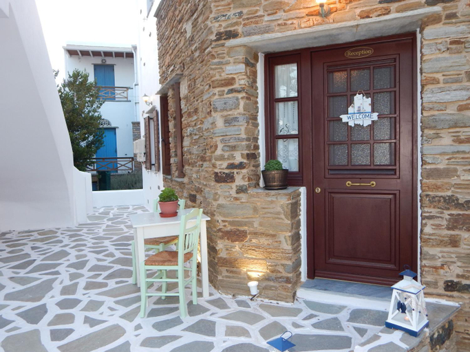 Others 3, Classic seaside apartment in Tinos, South Aegean