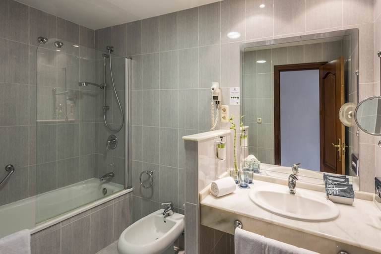 Bathroom 3, Hotel Melilla Puerto, Affiliated by Melia, Melilla