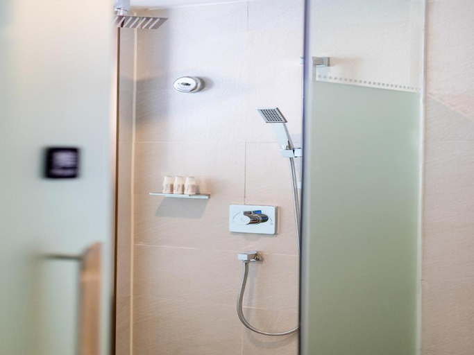 Bathroom 4