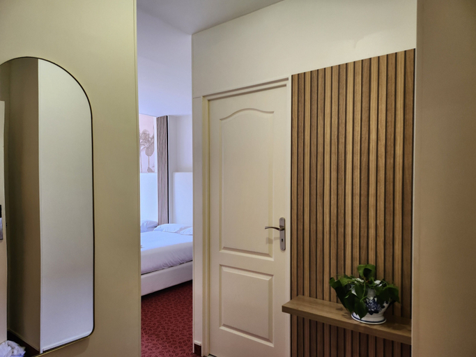 Others 1, Hotel Grand Paris, Val-de-Marne