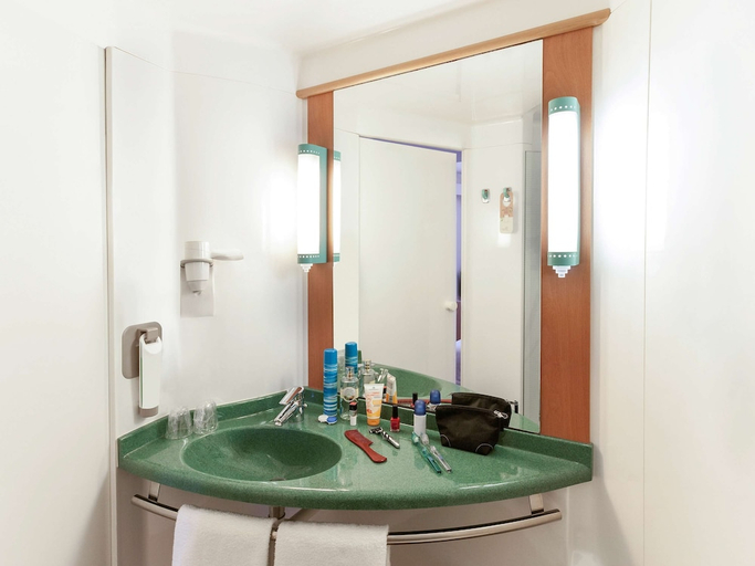 Bathroom 4, ibis Murcia, Murcia