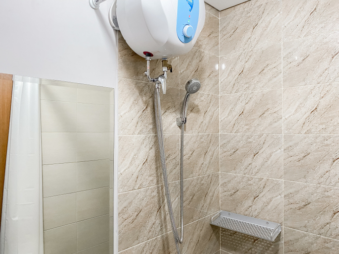 Bathroom 5, Warm and Restful Studio Transpark Juanda Bekasi Timur Apartment By Travelio, Bekasi