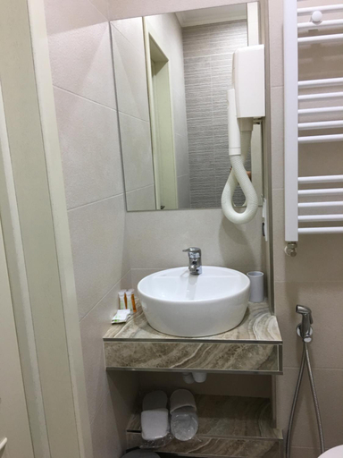 Bathroom 2, Moonlight Hotel
