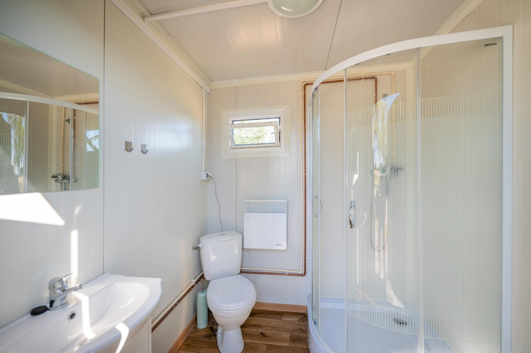 Bathroom 2, Marina Martinshafen - Beach life, Vorpommern-Rügen