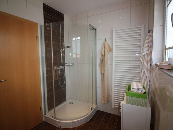 Bathroom 4, Micha in the House Michaela, Leer