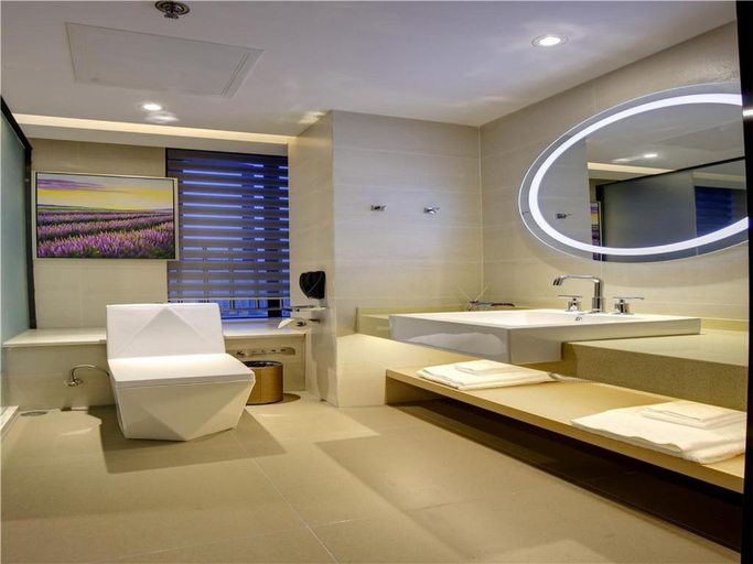 Bathroom, Lavande Hotel Chengdu Dafeng Shixi Park Subway Station, Chengdu