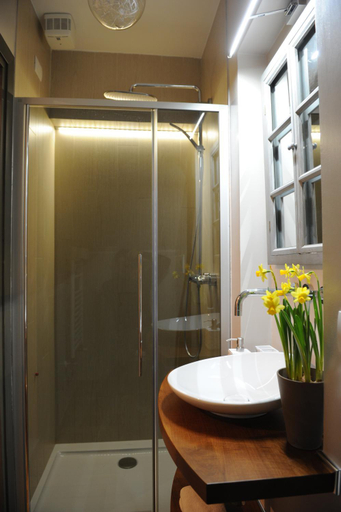 Others 5, Stylish Self-Contained Room & Bath in Castello between Biennale & San Marco, Venezia