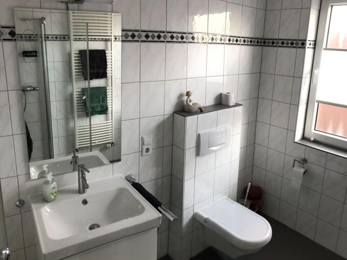 Bathroom 2, Wellmann Modern Retreat, Leer