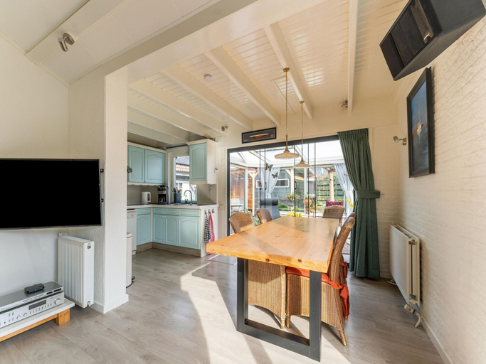 Dining 5, Amazing Holiday Home in Lauwersoog With Sauna, De Marne